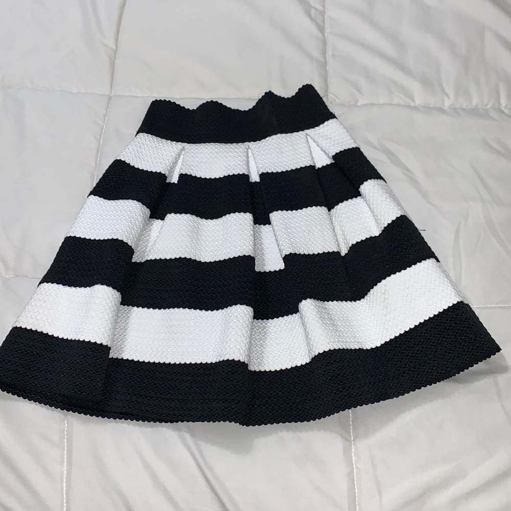 Gently used black and white skirt - Picture 1 of 5